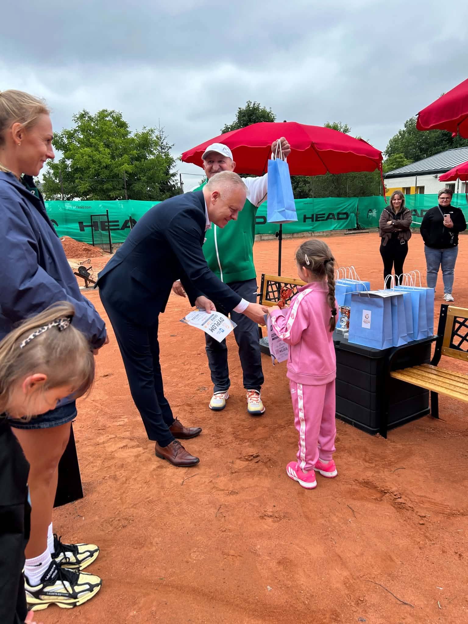 Wręczanie nagród na korcie